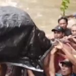 Warga Halmahera Utara Gotong Jenazah Seberangi Sungai Arus Deras Akibat Jembatan Ambruk