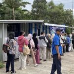 Antrean Panjang Penumpang TransJakarta di Pintu Tol Sawangan Depok, Warga Keluhkan Ketiadaan Halte