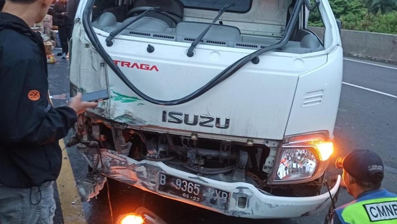 Truk Boks Terguling di Tol Wiyoto Wiyono Akibat Pecah Ban, Lalu Lintas Sempat Melambat