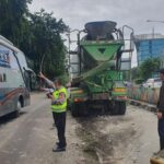 Truk Molen Lepas Kendali, Hantam Pembatas Jalan di Jl Yos Sudarso Jakarta Utara