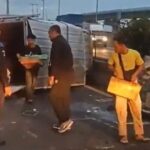 Truk Boks Pecah Ban dan Terguling di Tol Wiyoto Wiyono Arah Tanjung Priok Pagi Ini