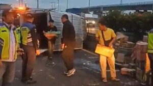 Truk Boks Pecah Ban dan Terguling di Tol Wiyoto Wiyono Arah Tanjung Priok Pagi Ini