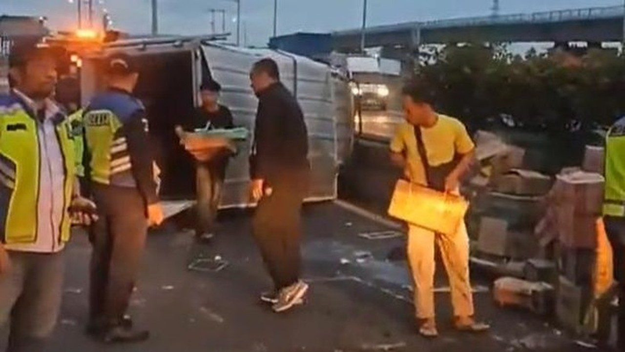 Truk Boks Pecah Ban dan Terguling di Tol Wiyoto Wiyono Arah Tanjung Priok Pagi Ini