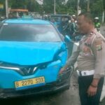 Taksi Listrik Ringsek Tertabrak Kereta Api di Kemayoran, Lokomotif Ikut Penyok