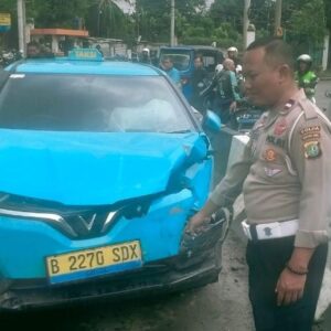 Taksi Listrik Ringsek Tertabrak Kereta Api di Kemayoran, Lokomotif Ikut Penyok