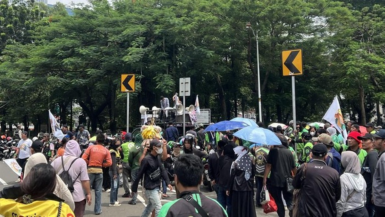 Massa Ojol Demo di Depan Kedubes AS, Jalan Medan Merdeka Selatan Jakarta Pusat Ditutup Massa Ojol Demo di Depan Kedubes AS, Jalan Medan Merdeka Selatan Jakarta Pusat Ditutup