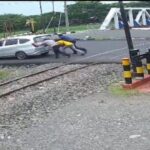 Aksi Heroik Kabid Humas Polda Jateng Dorong Mobil Mogok di Rel Kereta Semarang