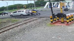 Aksi Heroik Kabid Humas Polda Jateng Dorong Mobil Mogok di Rel Kereta Semarang