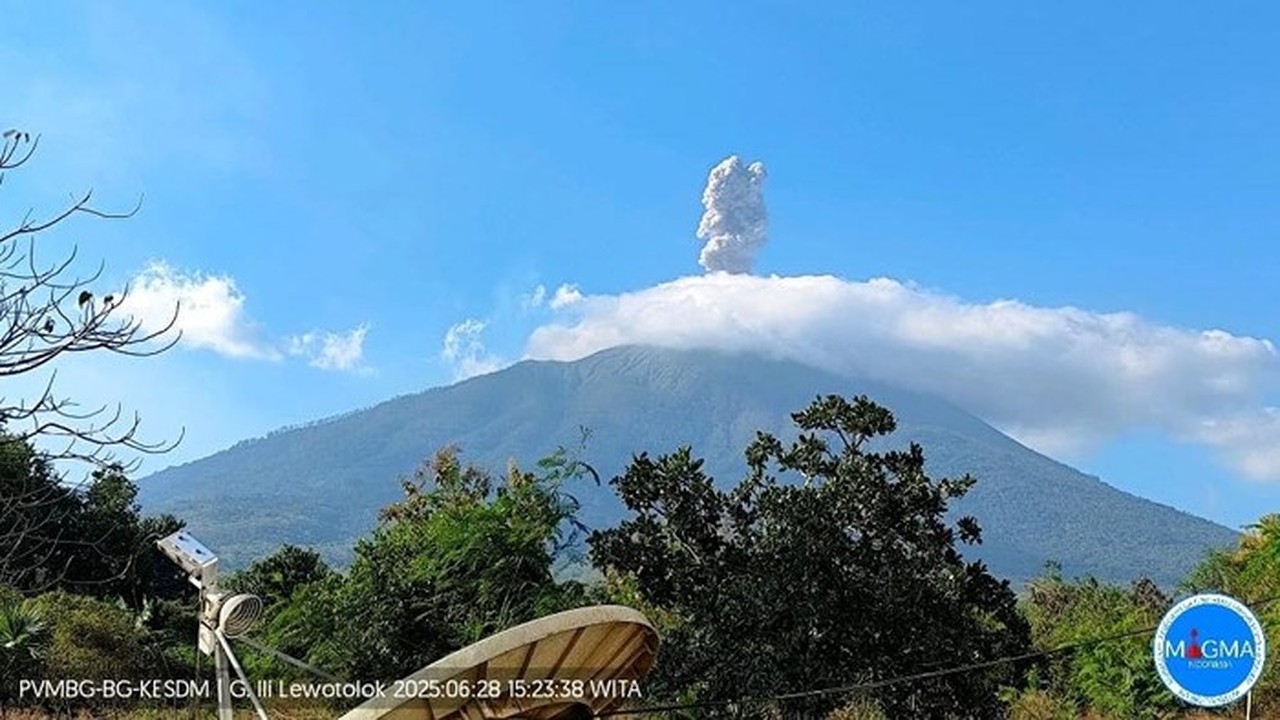 Gunung Ile Lewotolok Meletus 341 Kali dalam Sehari, Warga Lembata Diminta Waspada Guguran