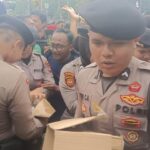 Polisi Beri Roti dan Air Mineral untuk Massa Ojol di Depan Kedubes AS