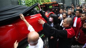Hakim Sidang Kasus Migor Cek Langsung Ferrari dan Harley-Davidson sebagai Barang Bukti
