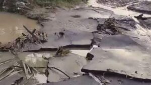 Banjir Lombok: Aspal Jalan Kuta-Selong Belanak Terkelupas, Akses Wisata Terhambat