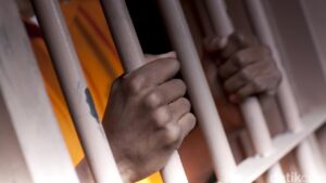 Pria Diduga Curi Besi di Jakbar Dihajar Massa Setelah Bersembunyi di Truk