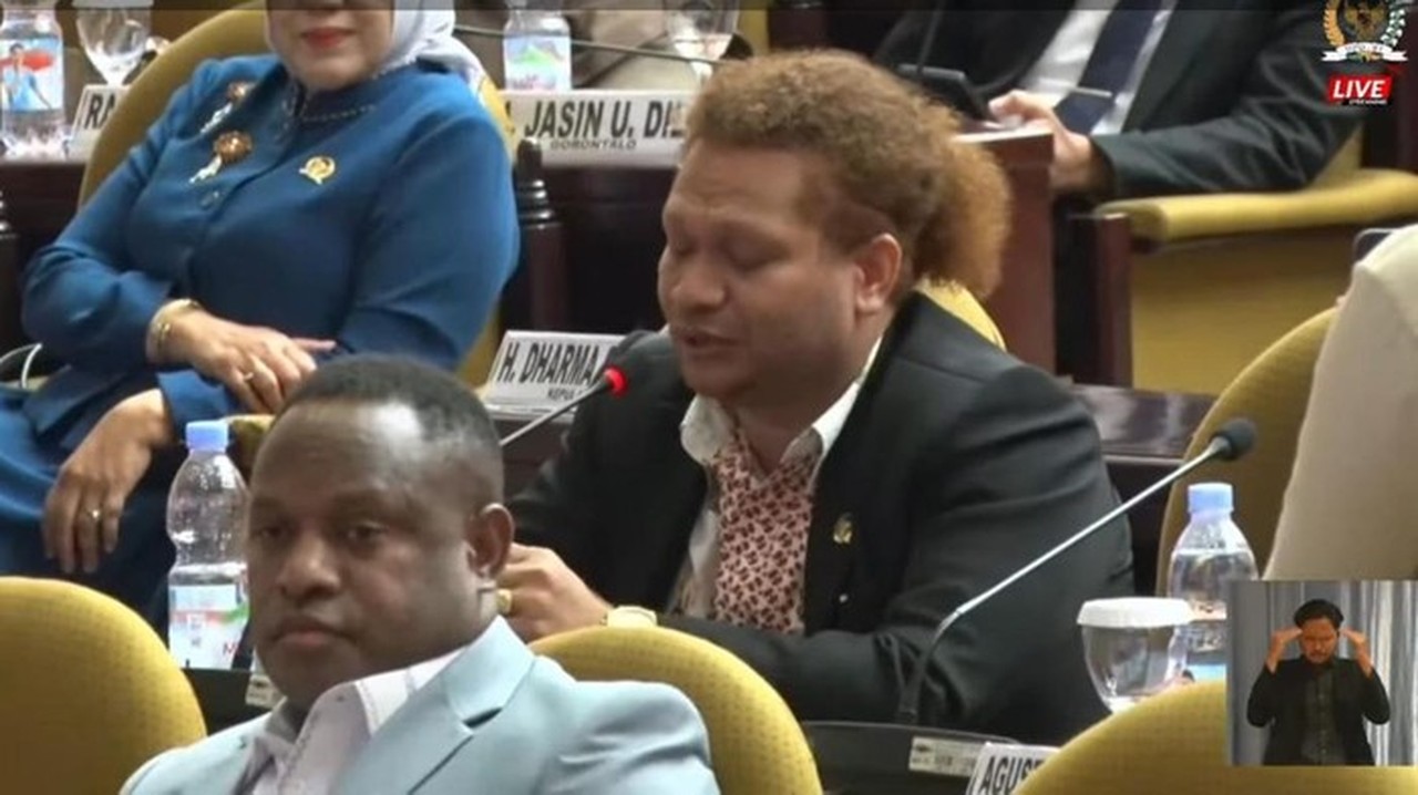 Senator Papua Interupsi Paripurna DPD: Prioritaskan Sekolah dan RS, Bukan Markas TNI Senator Papua Interupsi Paripurna DPD: Prioritaskan Sekolah dan RS, Bukan Markas TNI