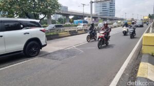 Lubang Menganga di Turunan Flyover Pancoran Ditambal, Pengendara Bisa Melintas Normal