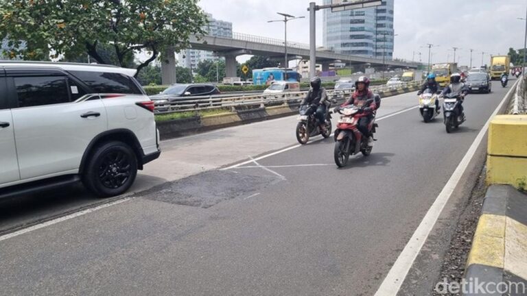 Lubang Menganga di Turunan Flyover Pancoran Ditambal, Pengendara Bisa Melintas Normal