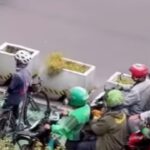 Pesepeda Adang Motor di Jalur Khusus Sudirman, Satpol PP Turun Tangan