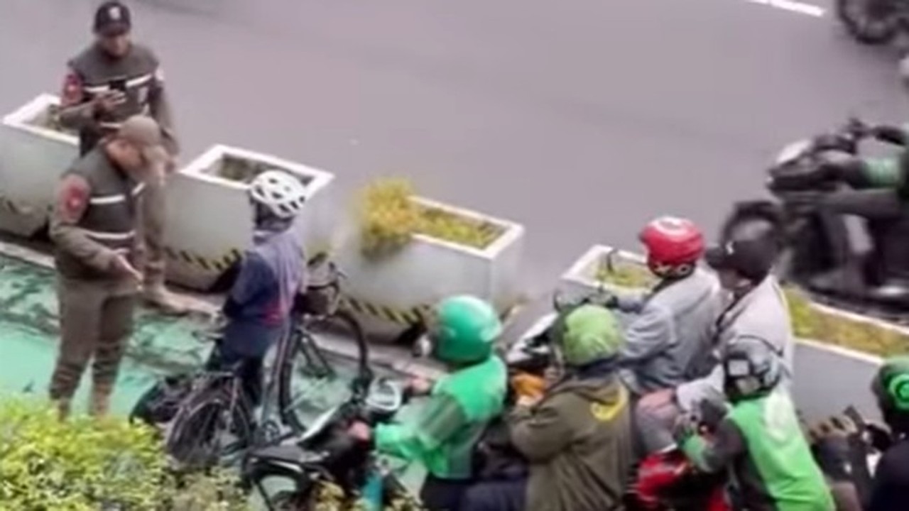 Pesepeda Adang Motor di Jalur Khusus Sudirman, Satpol PP Turun Tangan