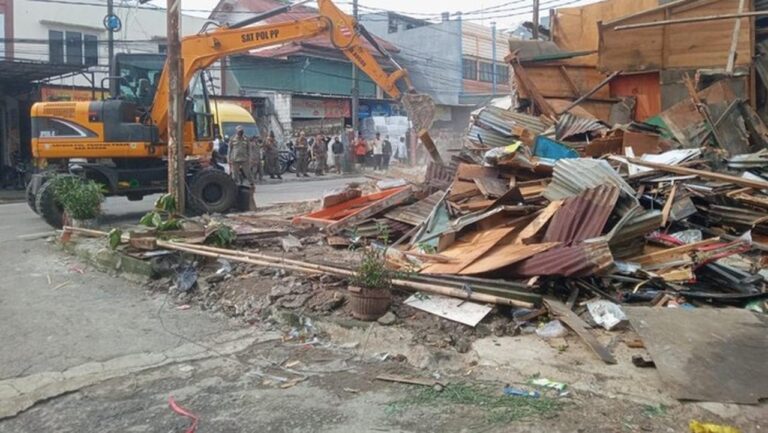 Satpol PP Bogor Tertibkan 17 Lapak PKL Liar di Pasar Cibinong Tanpa Izin