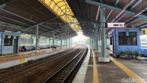 Peron Stasiun KRL: Dari Titik Tunggu Menjadi Spot Foto Estetik Favorit Penumpang
