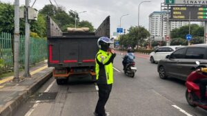 Truk Mogok di Tol Senayan Arah Slipi, Lalin Jakarta Barat Terganggu Pagi Ini