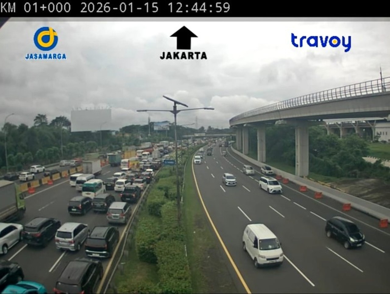 Arus Kendaraan dari Japek dan Jagorawi Padat, Interchange Cawang Alami Kemacetan Siang Ini
