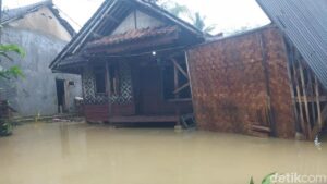 Hujan Deras Landa Pandeglang, Warga Cemas Banjir Susulan Mengancam