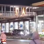 Mobil Lawan Arah di Jalur TransJakarta Matraman Berujung Mundur