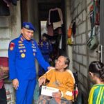 Polairud PMJ Beri Kursi Roda untuk Lansia Disabilitas di Pesisir Jakarta Utara