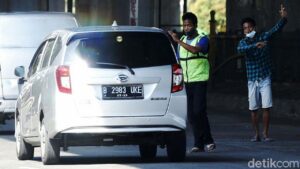 Polisi Bantah ‘Pak Ogah’ Pasang Rantai di Exit Tol Rawa Buaya, Dishub yang Tutup Jalan