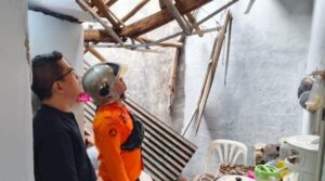 Atap Dapur Rumah Warga Tanah Sareal Bogor Ambruk Akibat Hujan Deras dan Bangunan Lapuk