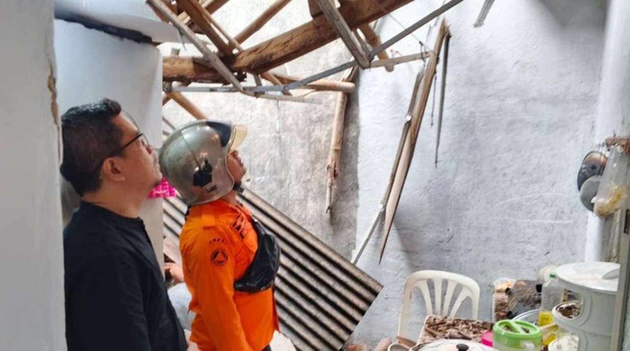 Atap Dapur Rumah Warga Tanah Sareal Bogor Ambruk Akibat Hujan Deras dan Bangunan Lapuk