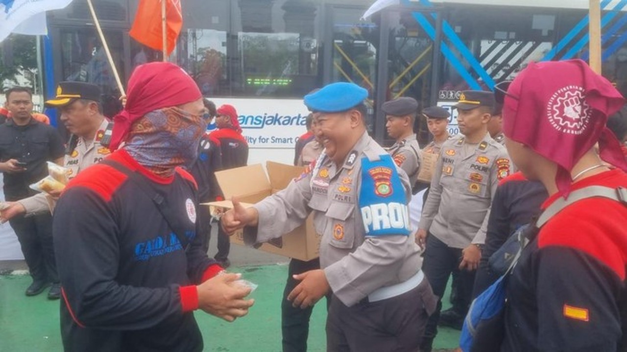 Polisi Bagikan Air Mineral dan Snack, Pendekatan Humanis Polri di Tengah Demo Buruh DPR