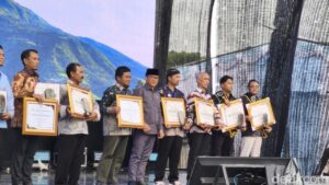 Mendes Yandri Susanto Serahkan Penghargaan Lomba Bangun Desa di Hari Desa Nasional 2026