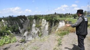 Lubang Raksasa Menganga di Aceh Tengah Nyaris Capai Badan Jalan, Kedalaman 100 Meter