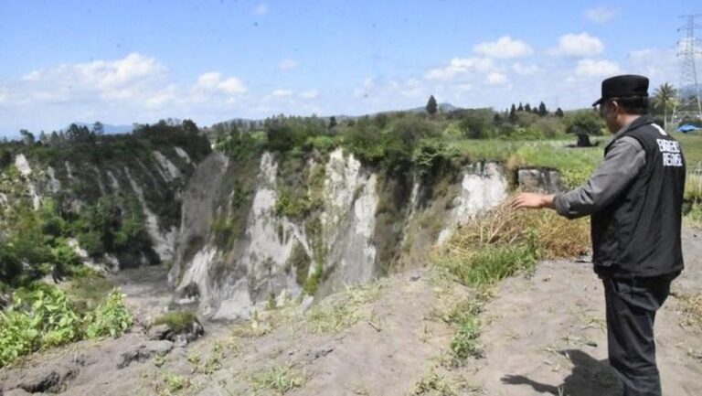 Lubang Raksasa Menganga di Aceh Tengah Nyaris Capai Badan Jalan, Kedalaman 100 Meter