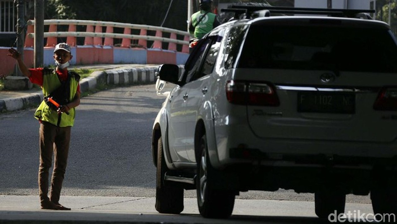 Aksi Pungli di Exit Tol Rawa Buaya, 6 ‘Pak Ogah’ Ditangkap Polisi Aksi Pungli di Exit Tol Rawa Buaya, 6 ‘Pak Ogah’ Ditangkap Polisi