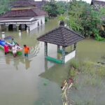 Jenazah Warsono Diantar Perahu ke Pemakaman Akibat Banjir Bandang di Pati
