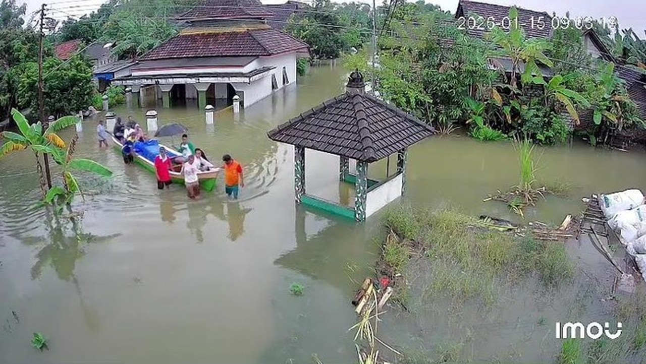 Jenazah Warsono Diantar Perahu ke Pemakaman Akibat Banjir Bandang di Pati