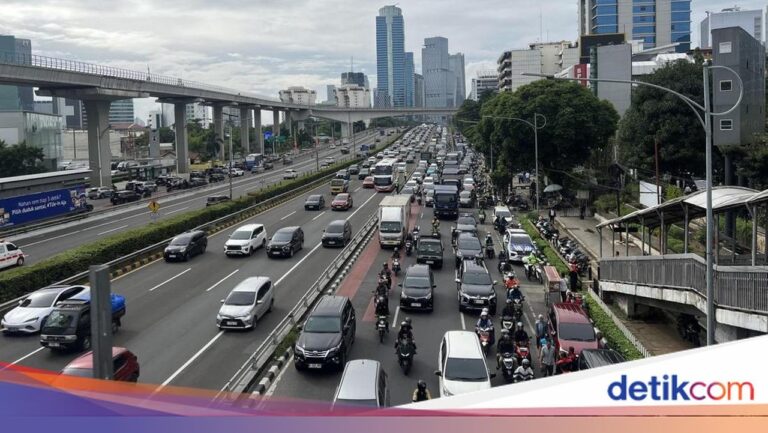 Massa Buruh Bubar dari Depan Kemnaker, Lalin Gatot Subroto Arah Cawang Padat Massa Buruh Bubar dari Depan Kemnaker, Lalin Gatot Subroto Arah Cawang Padat
