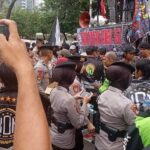 Polwan Polda Metro Jaya Beri Pelayanan Humanis pada Massa Aksi Ojol Nasional di Monas