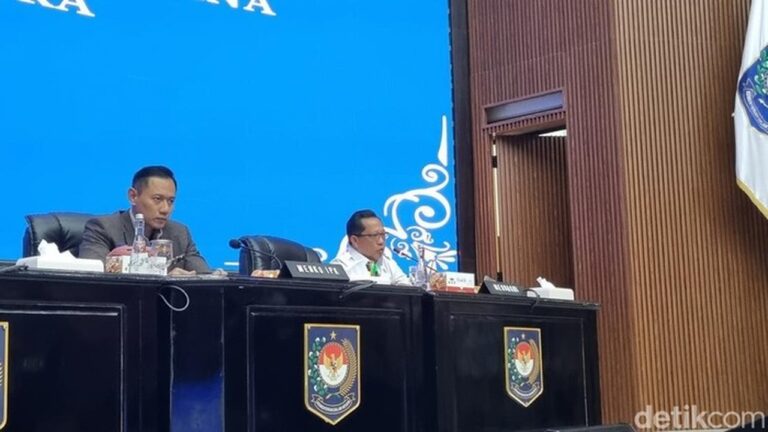 Mendagri Tito Karnavian Optimistis Sumbar Pulih Total Sebelum Ramadan Mendagri Tito Karnavian Optimistis Sumbar Pulih Total Sebelum Ramadan