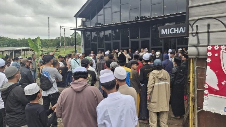 Kafe Diduga Jual Minuman Beralkohol di Bogor Ditutup Sementara Satpol PP Setelah Didemo Warga Kafe Diduga Jual Minuman Beralkohol di Bogor Ditutup Sementara Satpol PP Setelah Didemo Warga