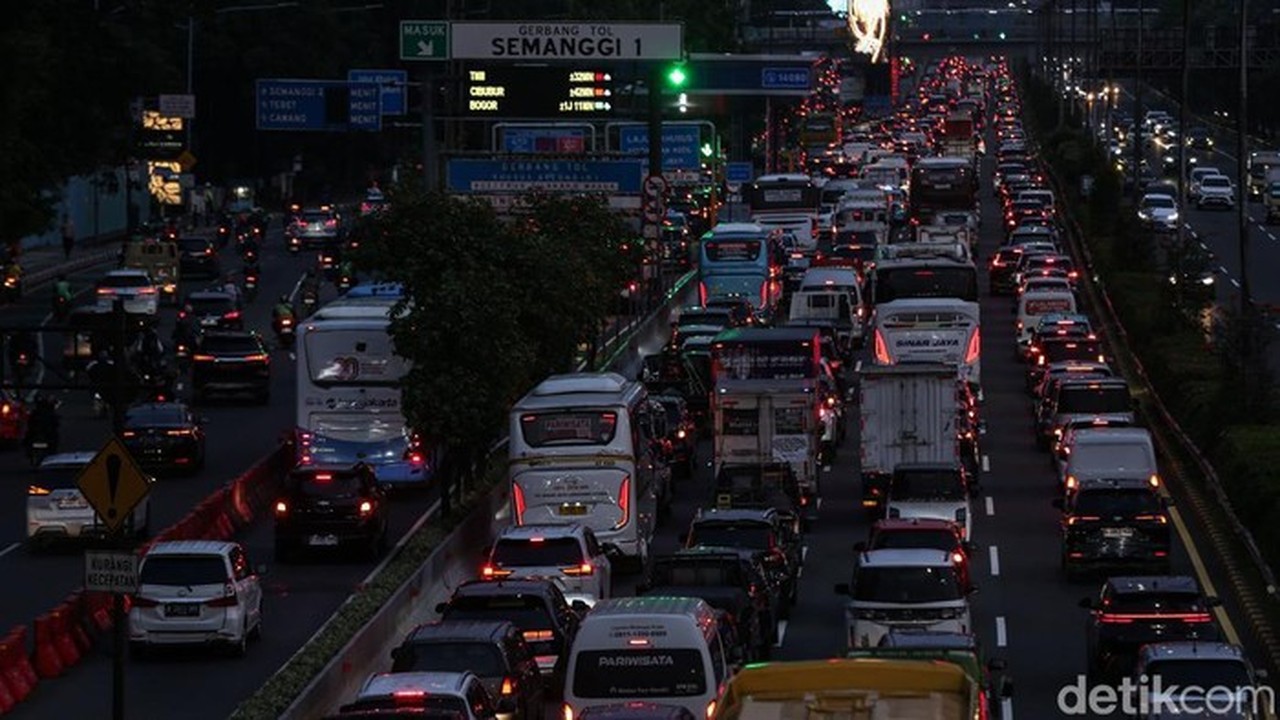 Macet Total Jelang Long Weekend: Titik Kepadatan di Tol Keluar Jakarta Malam Ini