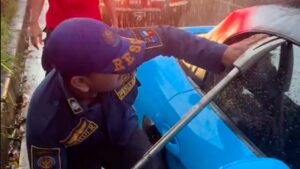 Damkar Bogor Pecahkan Kaca Porsche Demi Evakuasi Kunci Mobil yang Tertinggal