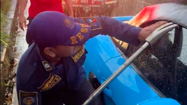 Damkar Bogor Pecahkan Kaca Porsche Demi Evakuasi Kunci Mobil yang Tertinggal