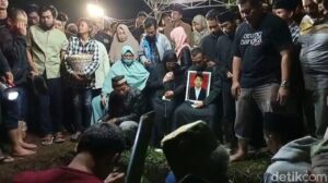 Jenazah Pendaki Syafiq Ali yang Hilang di Gunung Slamet Tiba di Magelang, Langsung Dimakamkan