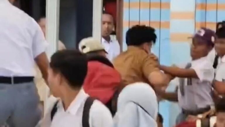 DPR Kecam Keras Siswa Keroyok Guru di Jambi, Soroti Lemahnya Pendidikan Karakter