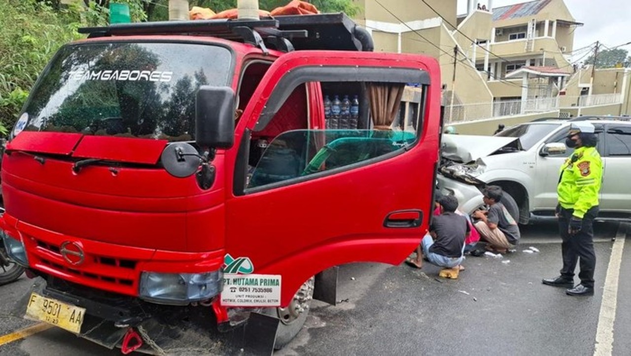 Bhayangkari di Depok Korbankan Fortuner untuk Selamatkan Pengendara Motor dari Truk Mundur Bhayangkari di Depok Korbankan Fortuner untuk Selamatkan Pengendara Motor dari Truk Mundur