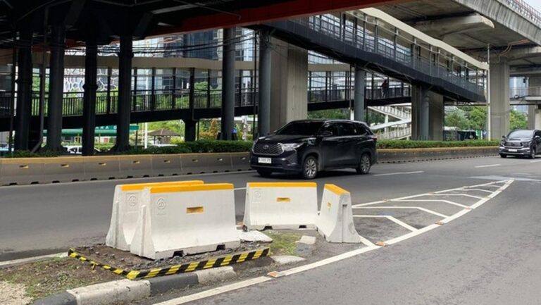 Dua Tiang Monorel di Rasuna Said Dibongkar, Bekasnya Ditutup Lakban Kuning-Hitam